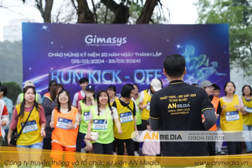 Duy Khoa điều phối sân khấu trong sự kiện