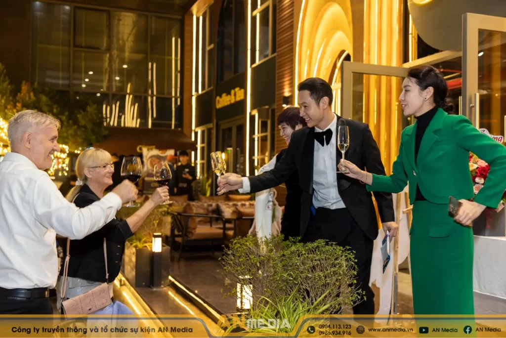 Duy Khoa giao lưu, kết nối các khách hàng tại sự kiện