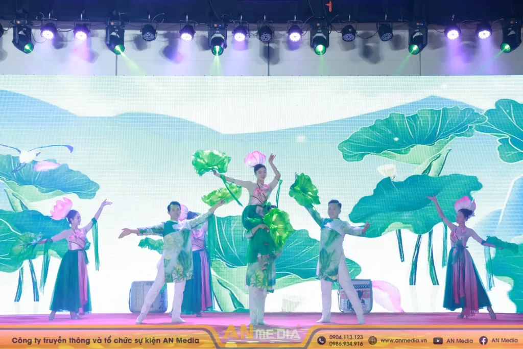 Tiết mục biểu diễn múa sen truyền thống