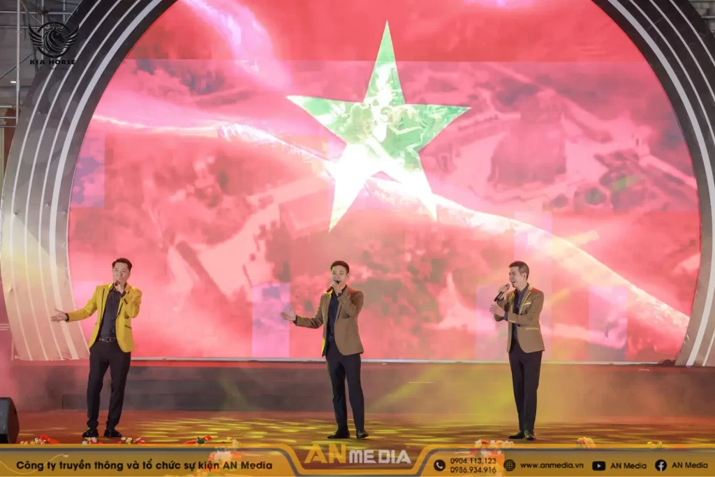 Nhóm nhạc TRE PAPA tại buổi biểu diễn chào mừng lễ Quốc Khánh