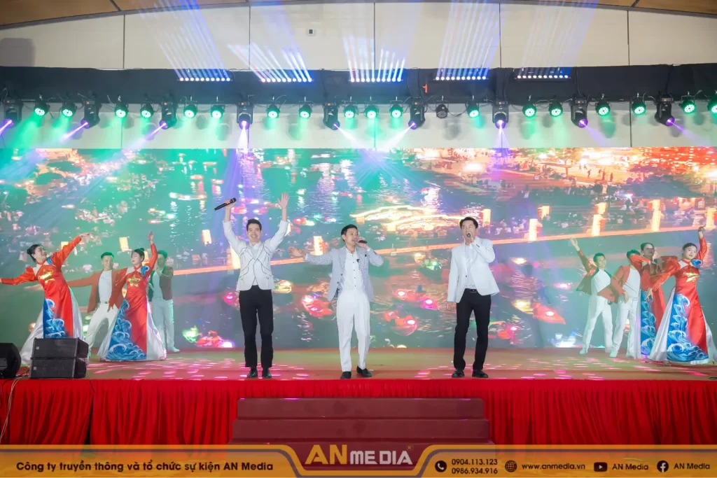 Nhóm nhạc TRE PAPA tại sự kiện kỉ niệm 20 năm của doanh nghiệp