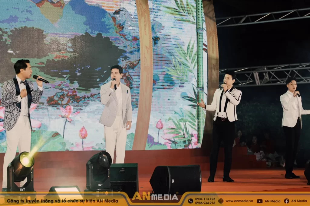 Nhóm nhạc TRE PAPA tại lễ kí kết dự án