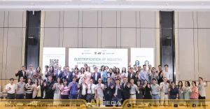 Đại biểu và khách mời Hauhouse chụp ảnh lưu niệm cuối sự kiện