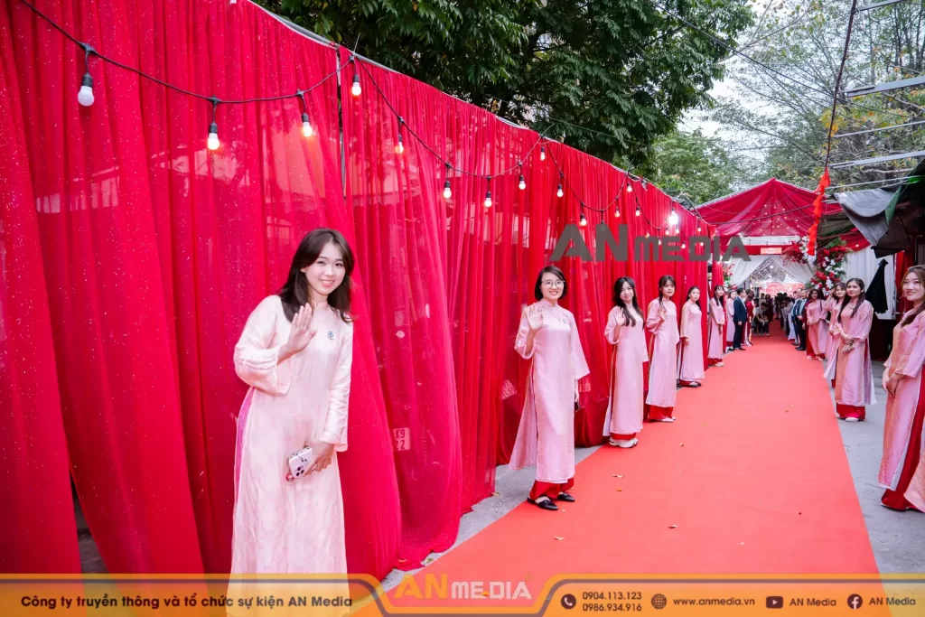 PG đón khách dự mừng thọ chuyên nghiệp