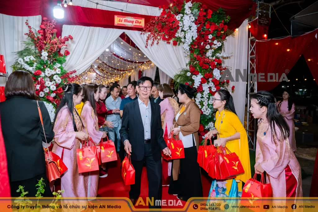 tiễn khách mừng thọ ra về