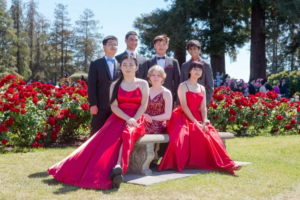 Học sinh Mỹ trong trang phục lộng lẫy tại lễ trưởng thành