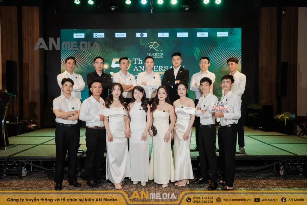 Các thành viên REU Decor chụp lưu niệm