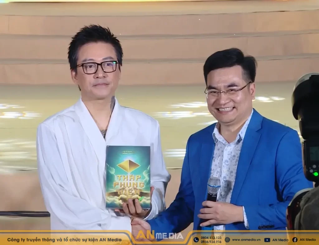 Ca sĩ Tuấn Hưng được trao tặng cuốn Tháp Phụng Hiến tại lễ ra mắt sách