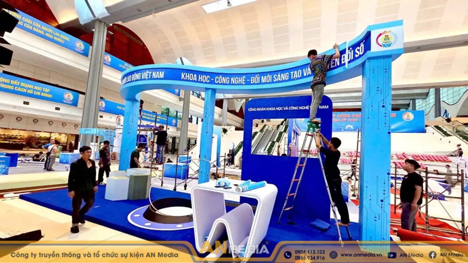 Thi công backdrop tiến độ thần tốc