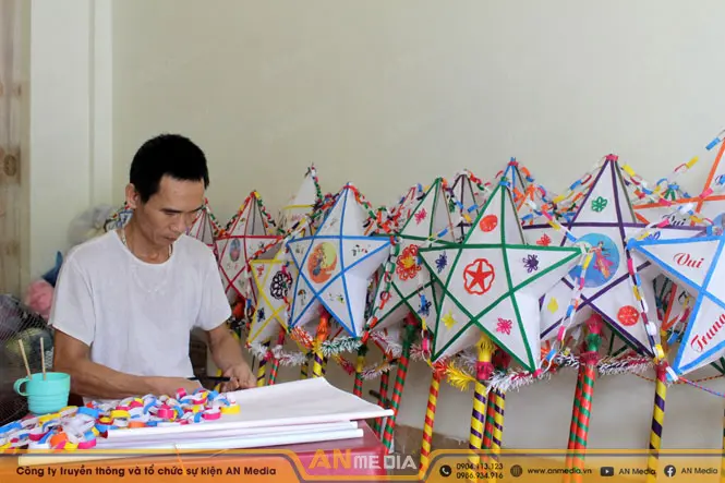 Nghệ nhân làm đèn ông sao