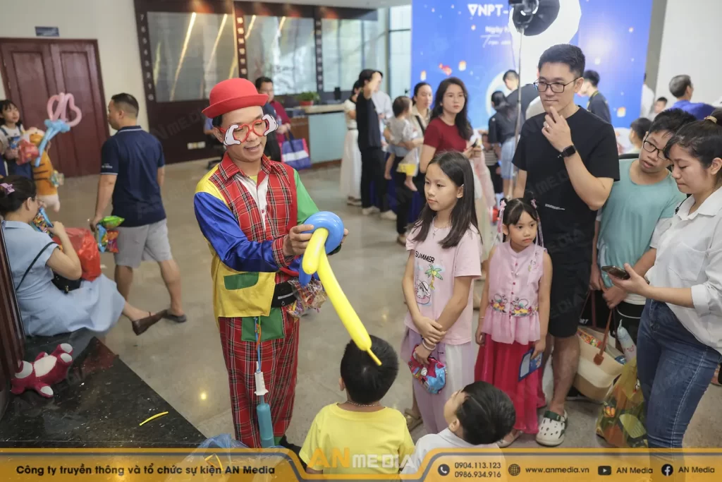 Chú hề tạo hình bóng