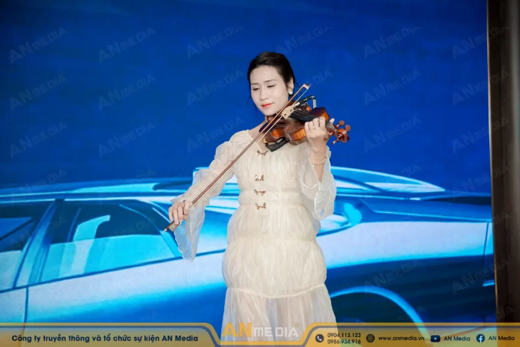 Tiết mục violin trong sự kiện giới thiệu dự án The Magnolia