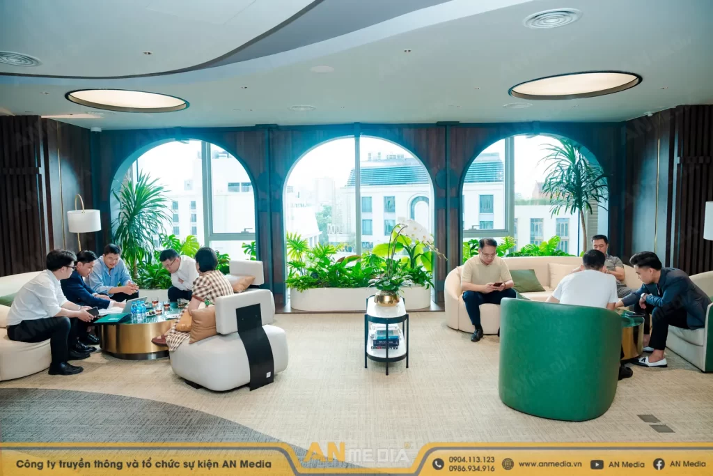 Khách hàng VIP trao đổi cùng các chuyên viên