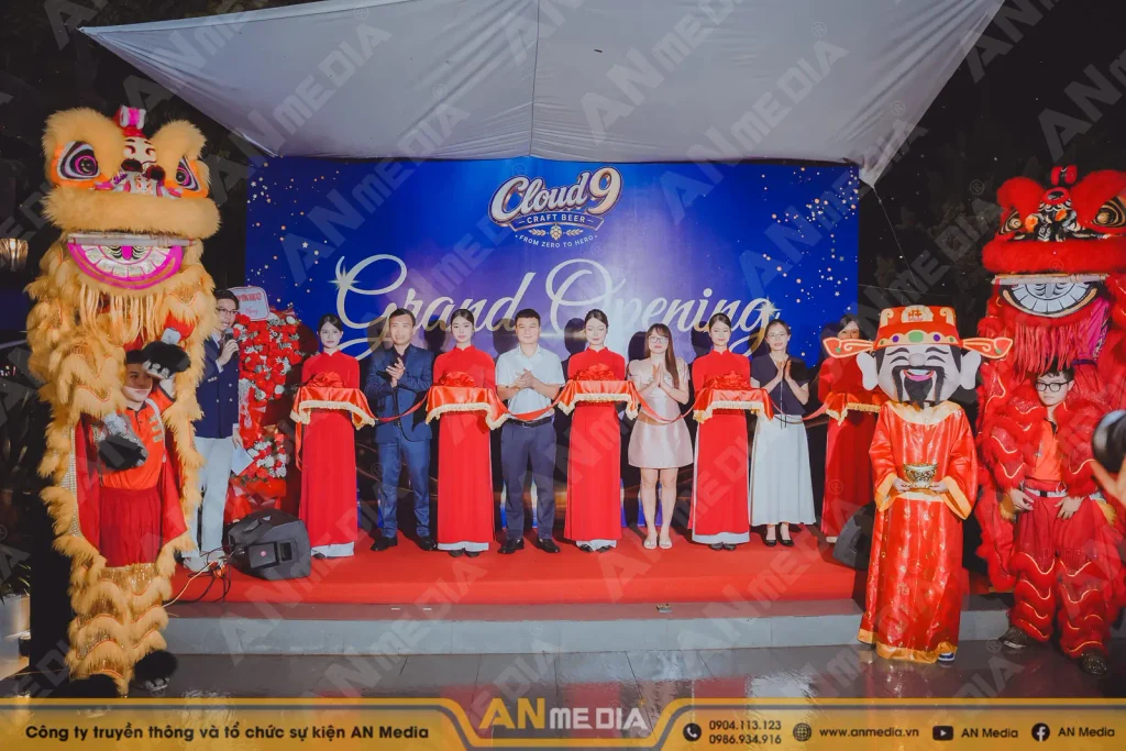 Cổ đông nhà hàng Cloud 9 Craft Beer cắt băng khánh thành