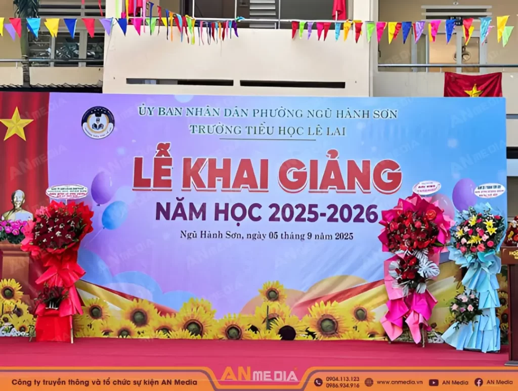 Backdrop khai giảng nên có màu sắc tươi sáng