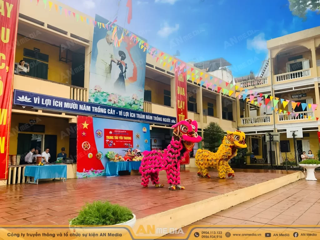 Sân hoặc hội trường trường học