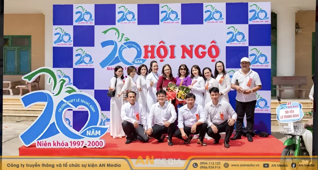 Lễ kỷ niệm ra trường của trường THPT Lê Trung Đình