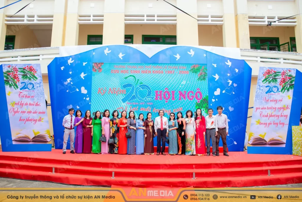 Lễ kỷ niệm ra trường của trường THPT
