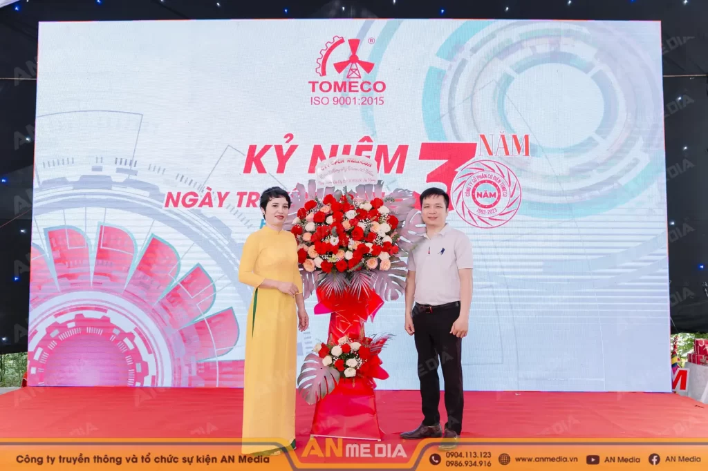 Sân khấu lễ kỷ niệm ra trường