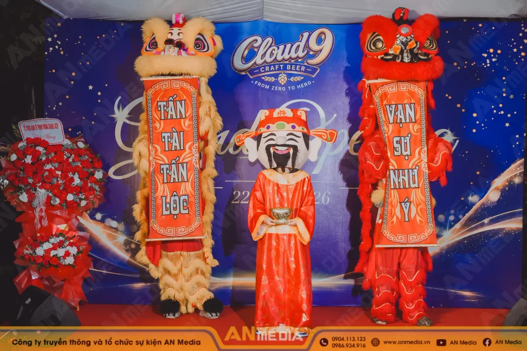 Đội hình múa lân gồm 2 lân, 1 trống, 1 chiêng và 1 chú Tễu. 