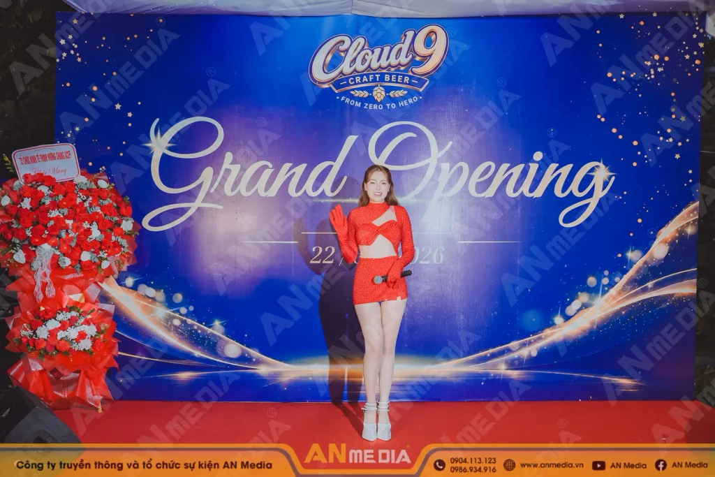 Ca sĩ Hồng Hạnh biểu diễn tại chương trình