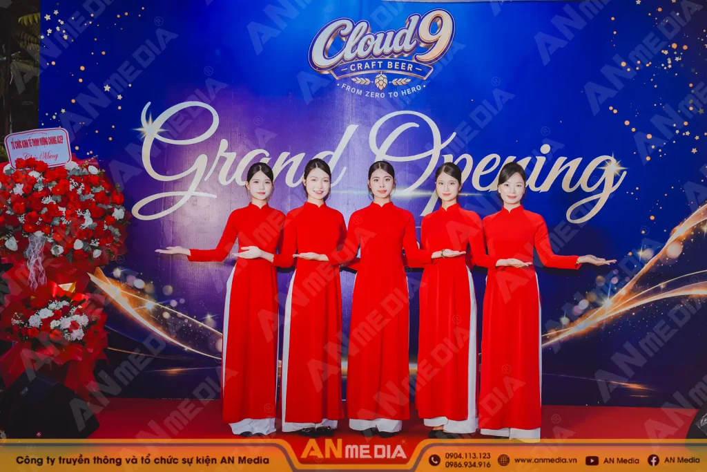 Đội ngũ PG hỗ trợ sự kiện khai trương nhà hàng Cloud 9 Craft Beer