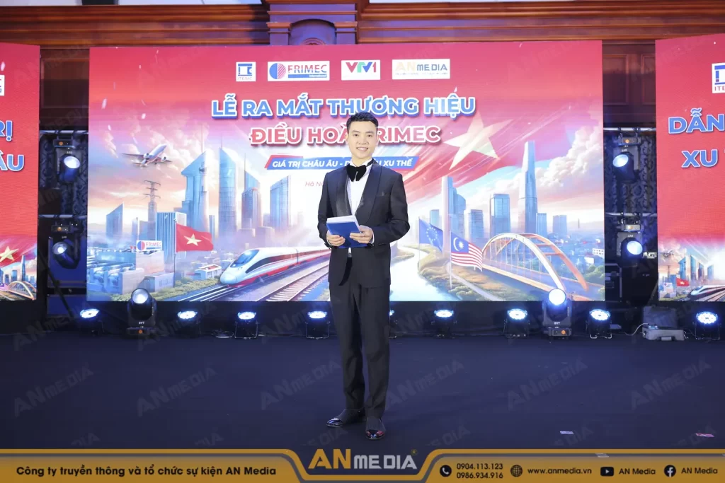 MC Duy Khoa dẫn chương trình