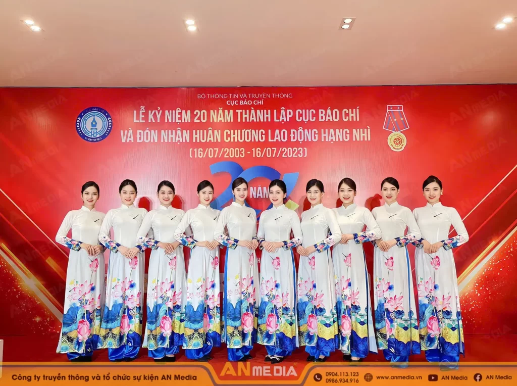 Nhân sự sự kiện phục vụ