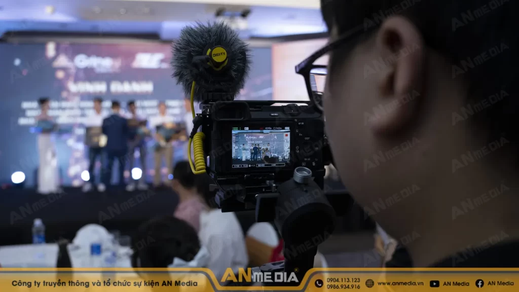 Tại Sao Nên Chọn Sản Xuất Phim Sitcom Để Làm Marketing?