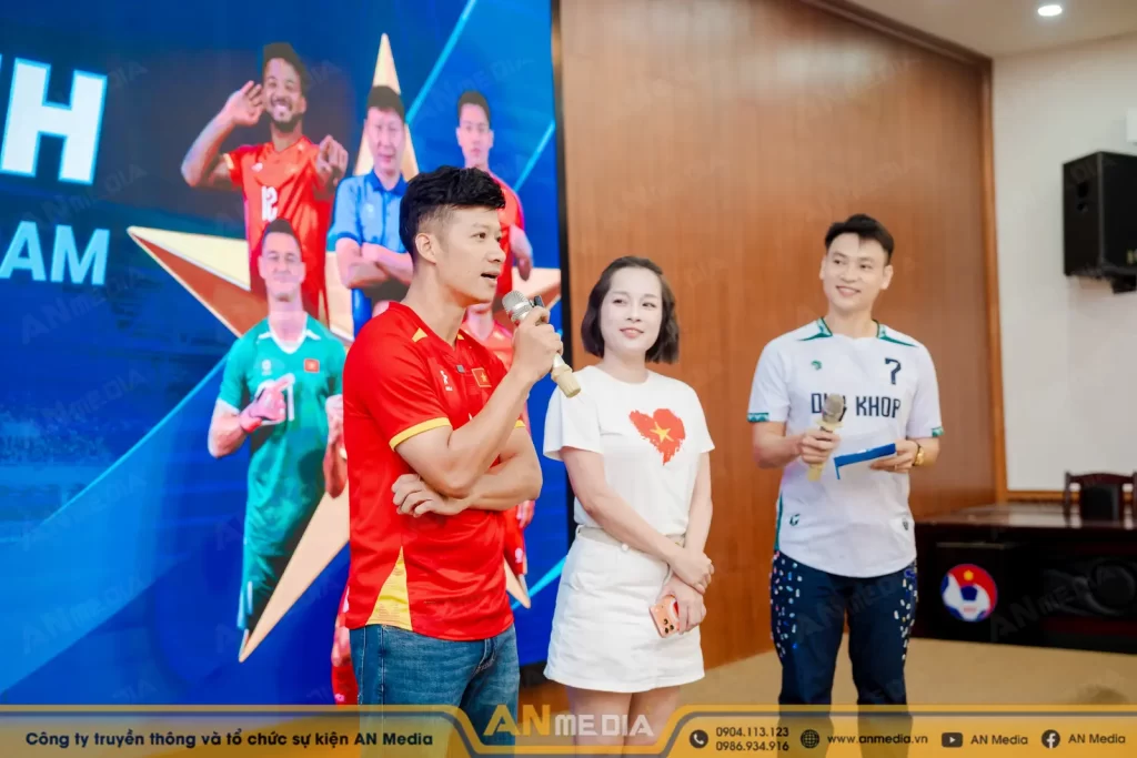 Cầu thủ biên tập viên Lê Đại Cán (Cán Cris) và MC Minh Hương phát biểu cảm nghĩ với mọi người