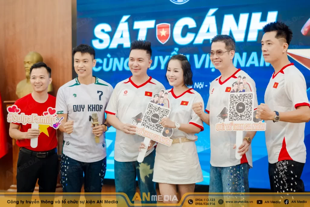 Nhóm nhạc SOLPA chụp ảnh lưu niệm tại sự kiện "Sát cánh cùng Đội tuyển Việt Nam"