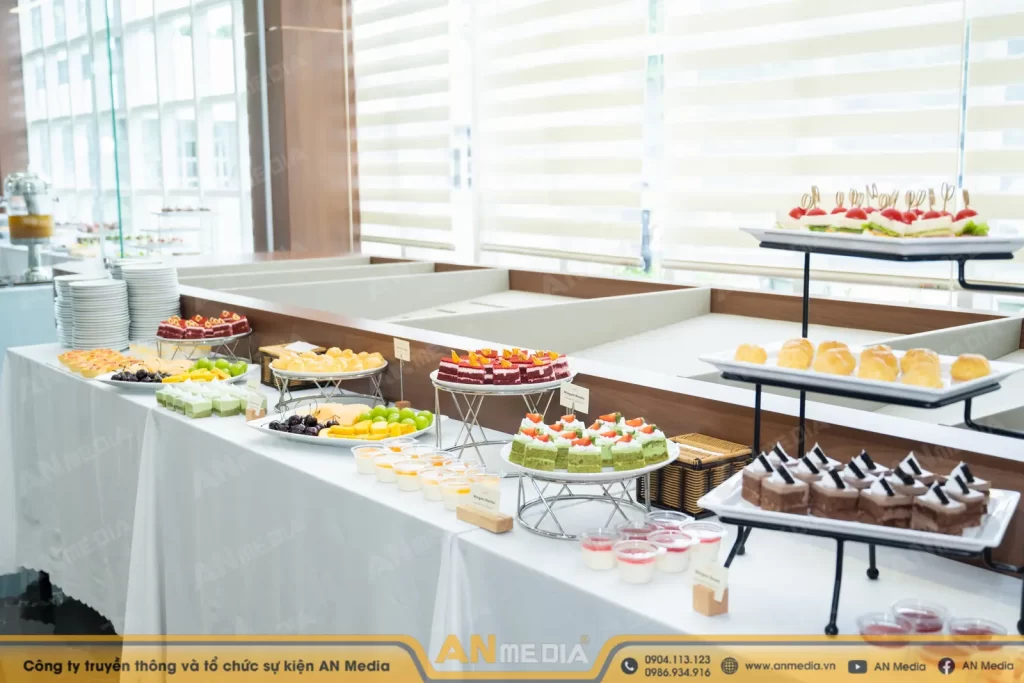 Nhân sự phục vụ tea break trung thu