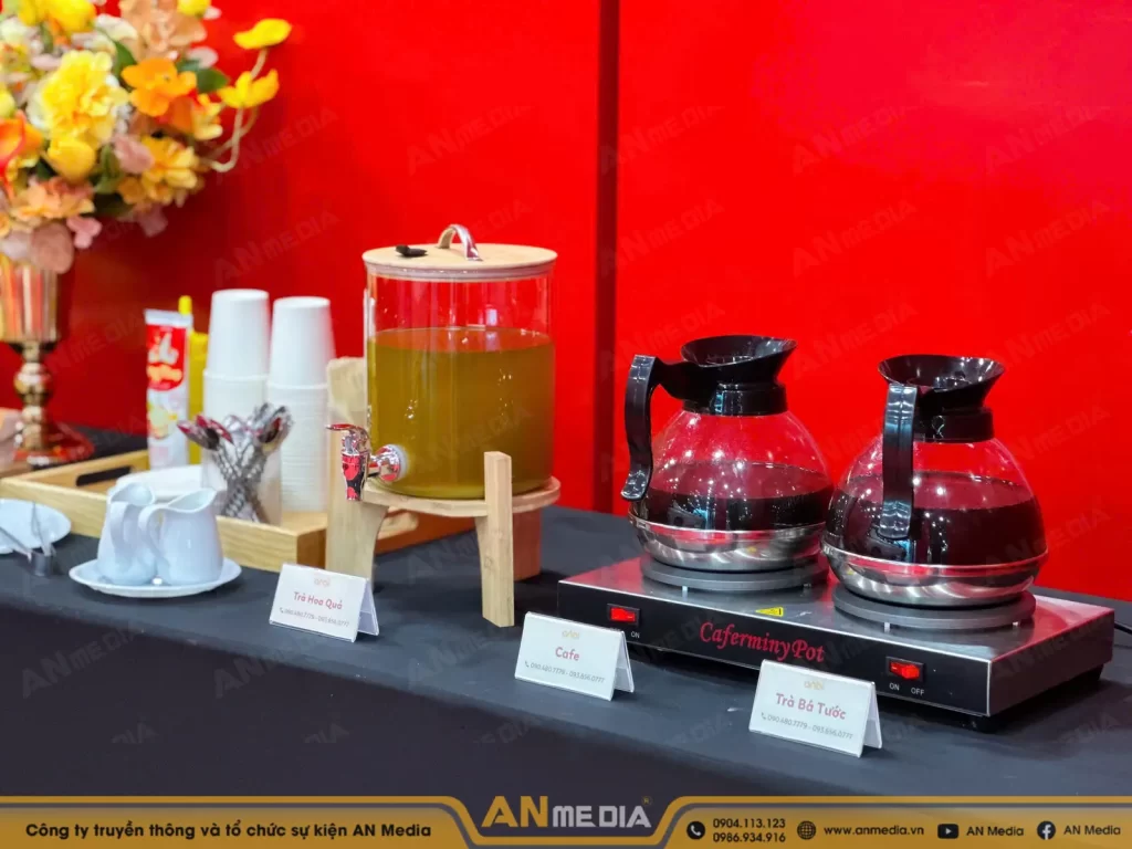 Chuẩn bị đủ bàn ghế, dụng cụ ở tea break trung thu