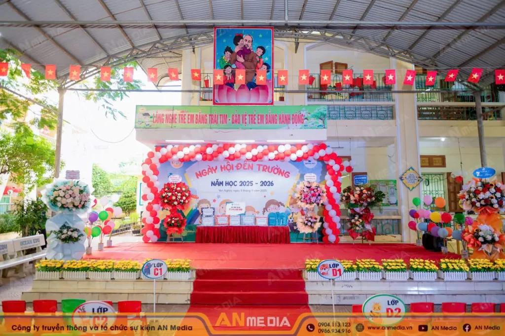 Sân khấu thường bao gồm nhiều thiết bị lễ khai giảng khác nhau