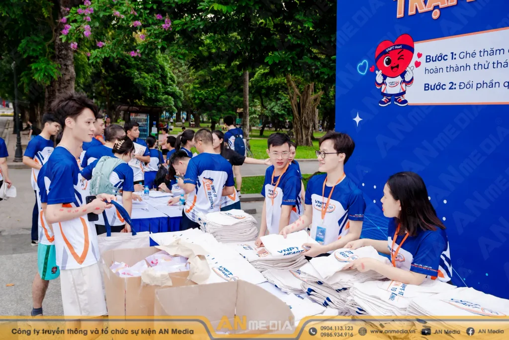 Nhận quà giải chạy