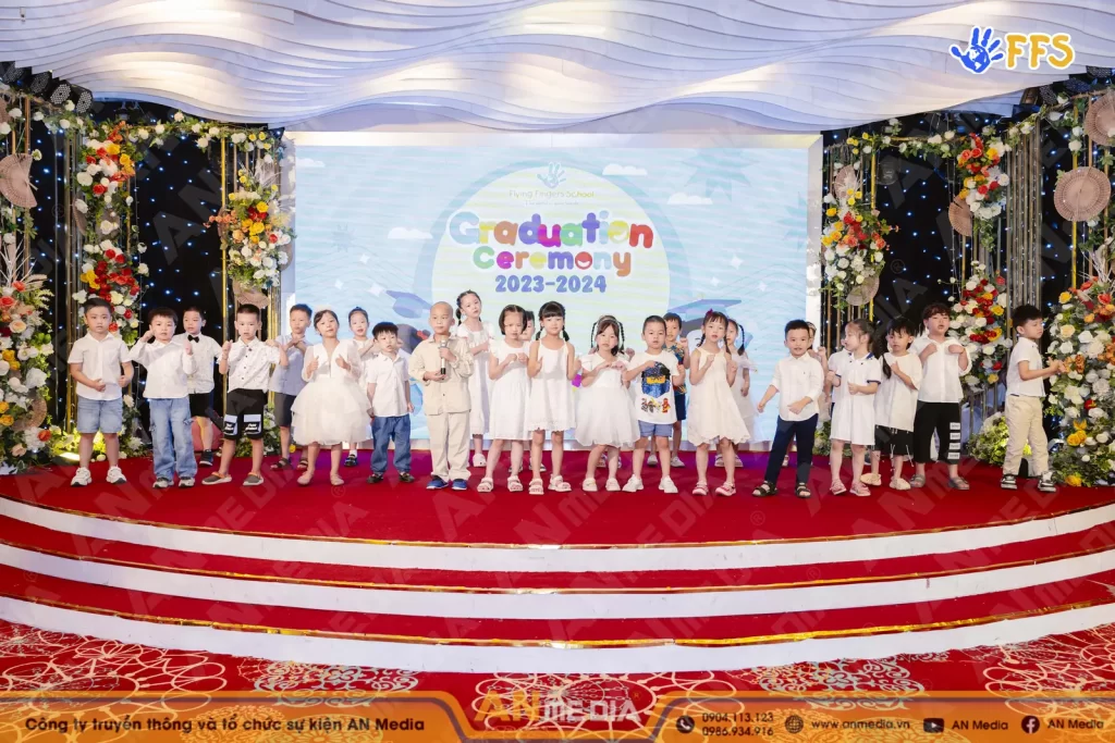 Văn nghệ khai giảng múa hát tập thể