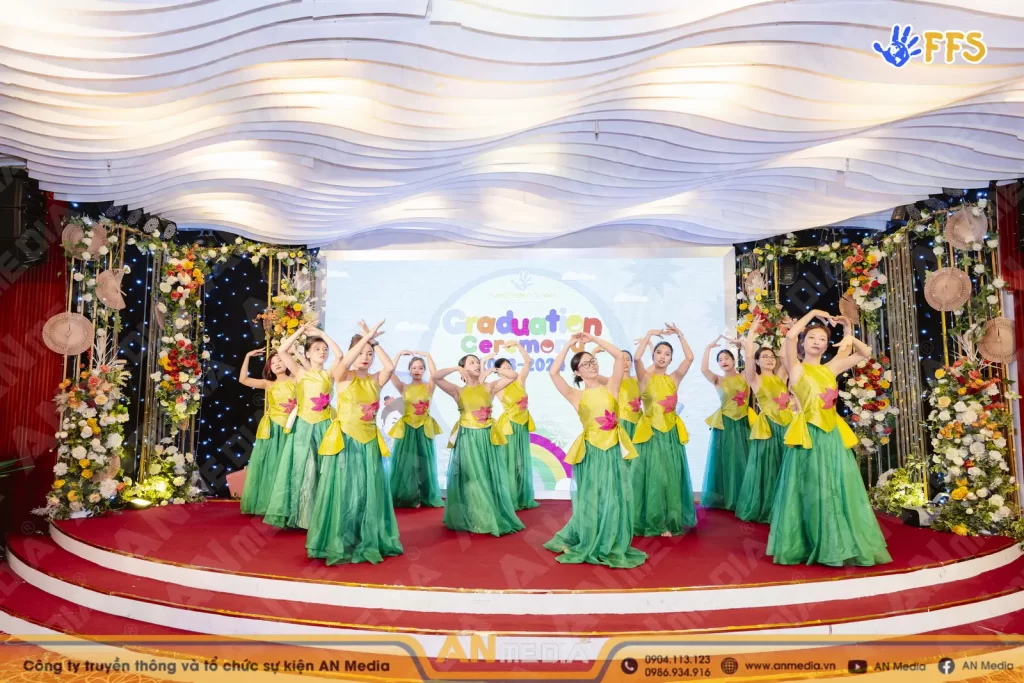 Văn nghệ khai giảng múa dân gian