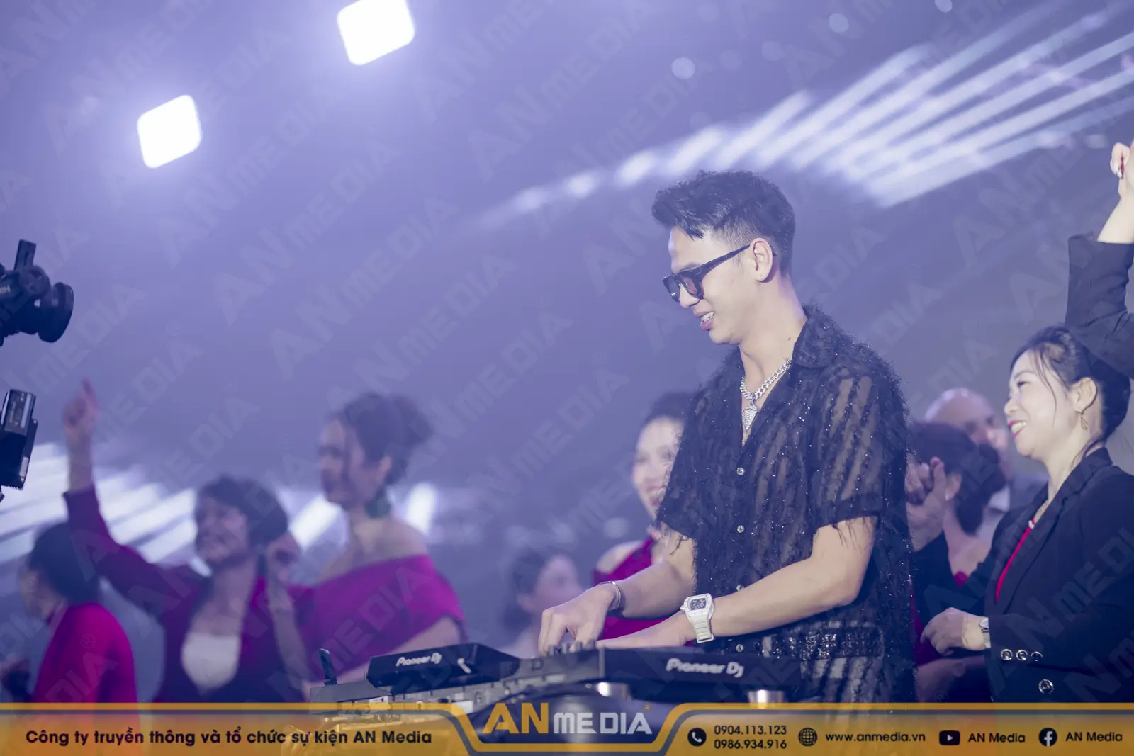 Vì sao nên thuê DJ cho tiệc cưới?
