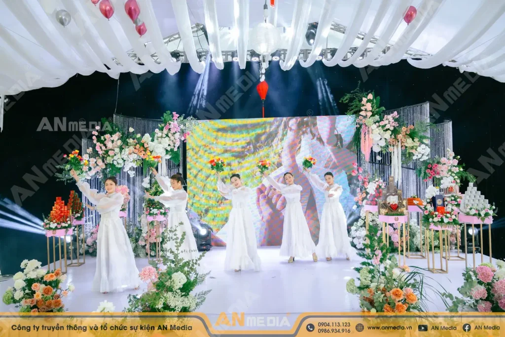 MC giới thiệu các tiết mục văn nghệ
