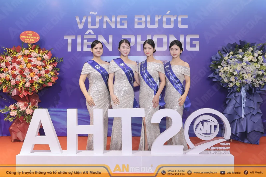Cung cấp PG tiếp rượu, PG tiệc sang trọng