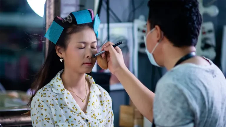 Dịch Vụ Book Makeup Chuyên Nghiệp: Bảng Giá Và Cẩm Nang Từ A-Z