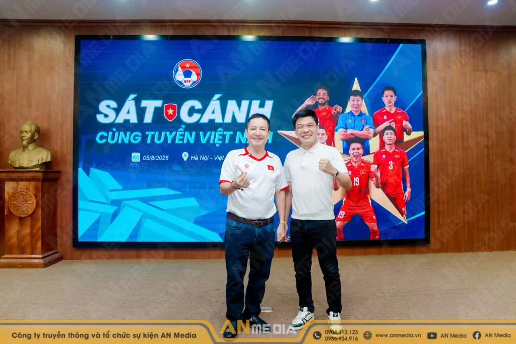 NSƯT Chí Trung, diễn viên Trung “Ruồi” tại sự kiện “Sát cánh cùng Đội tuyển Việt Nam”