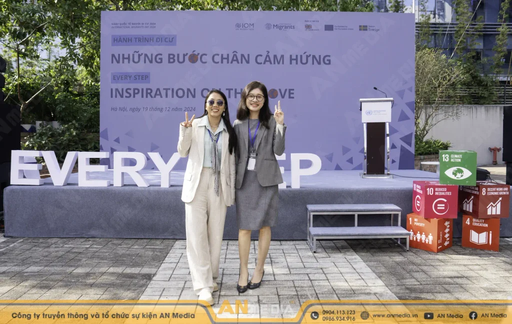 Cầu thủ Huỳnh Như chụp ảnh lưu niệm tại sự kiện IOM

