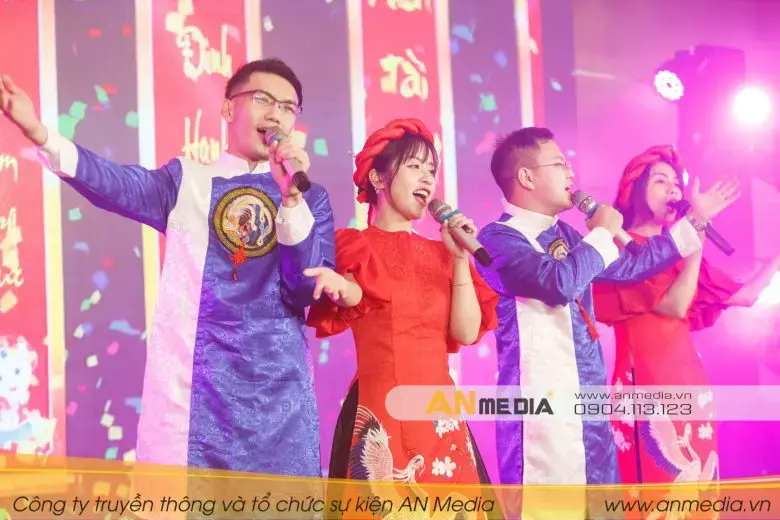 Nhóm hát tiệc tất niên Nhóm hát tiệc tất niên