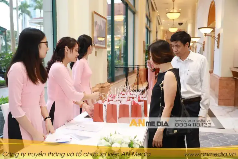 Quà tặng khách mời Quà tặng khách mời