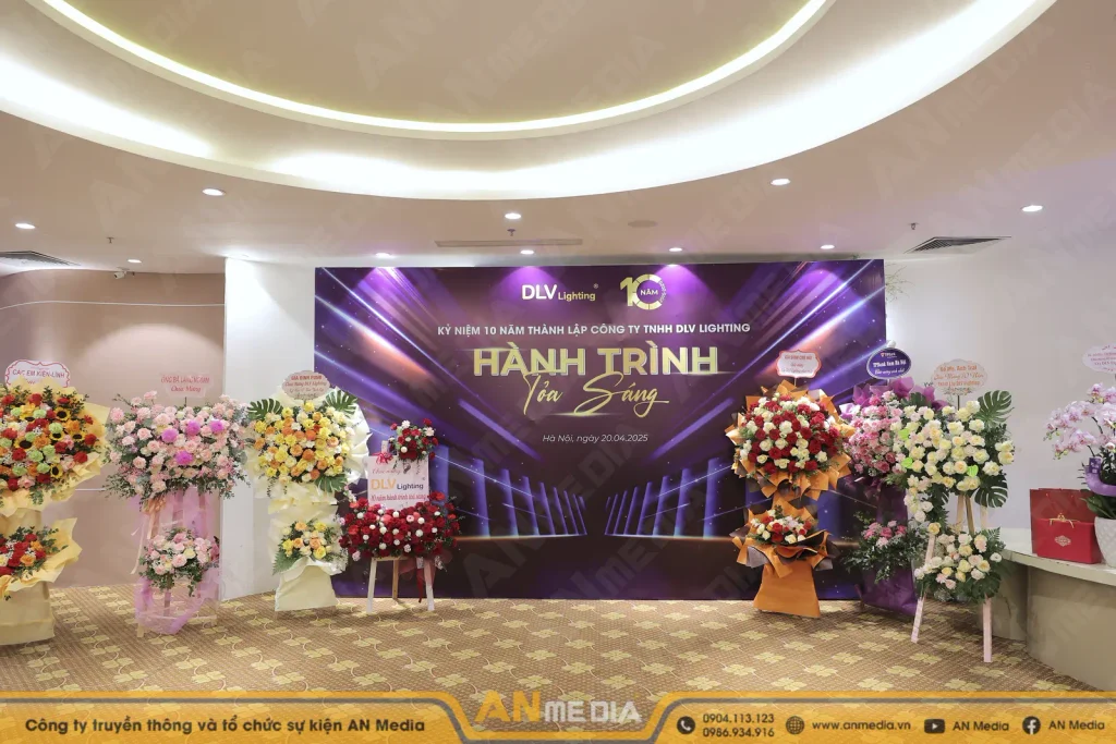 Booth check-in kết hợp hoa và cây xanh