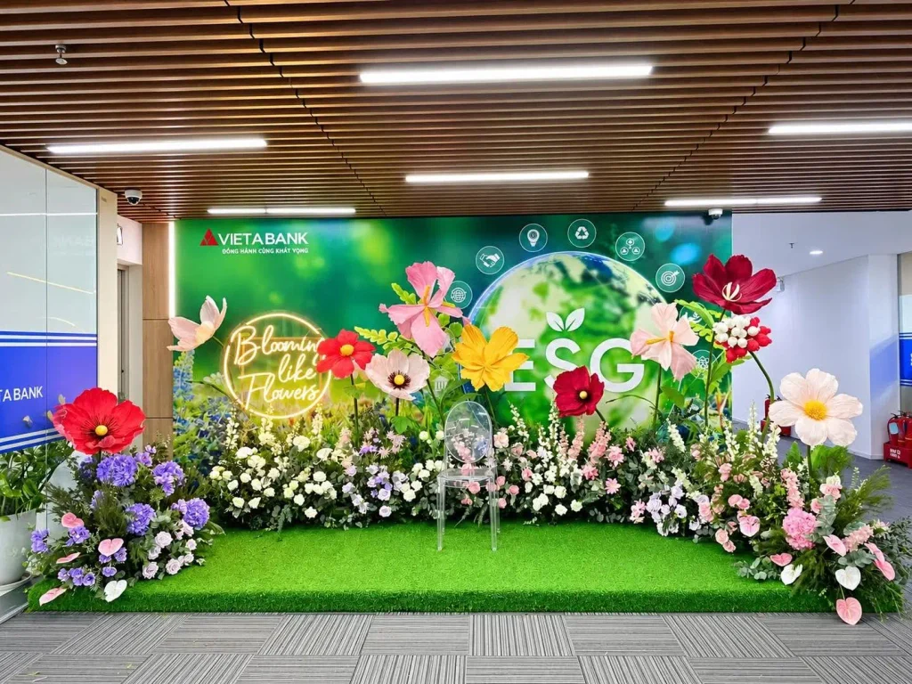 Backdrop 20/10 kết hợp logo và màu thương hiệu