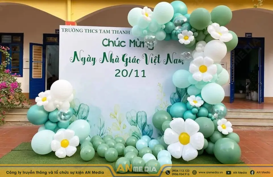 Backdrop 20/11 với hoa và gam màu nhẹ nhàng