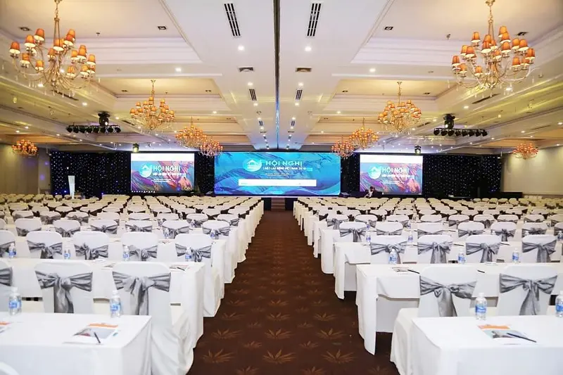 Tổ chức ở nhà hàng phù hợp với gala dinner