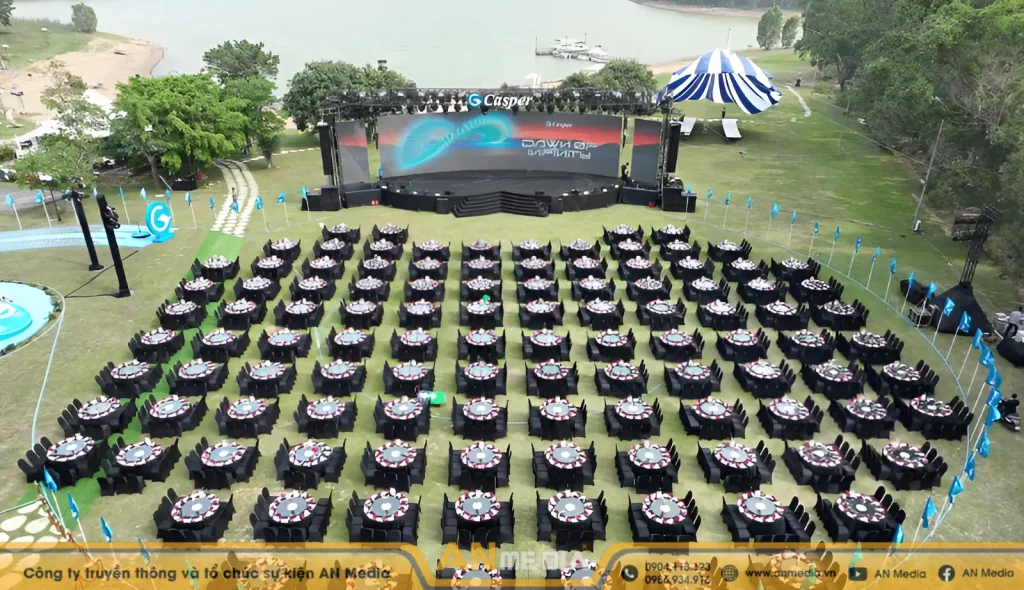 Tiệc tất niên tại bãi cỏ hoặc khuôn viên resort